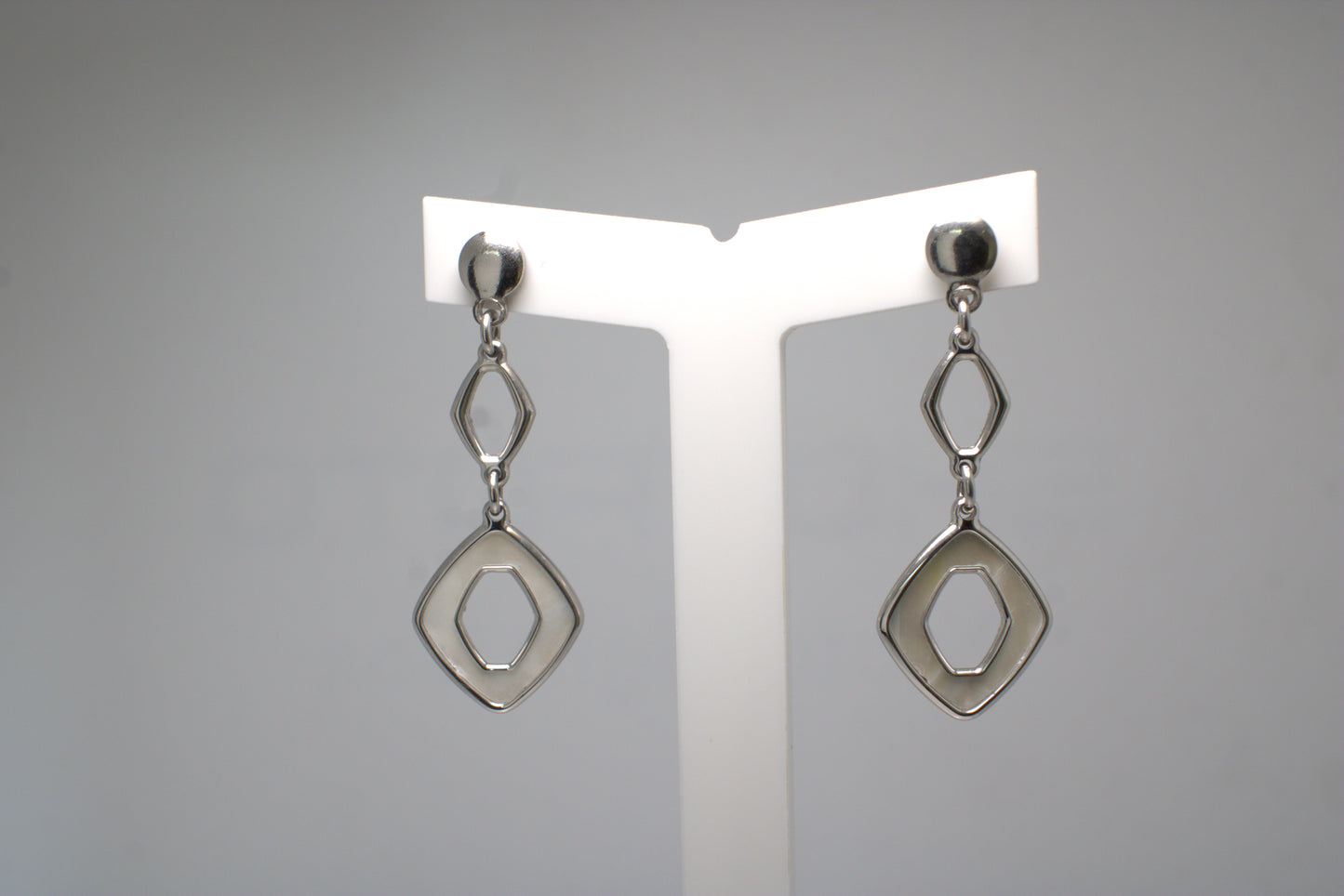 Orecchini "Old Money" a rombi in argento 925% e madre perla